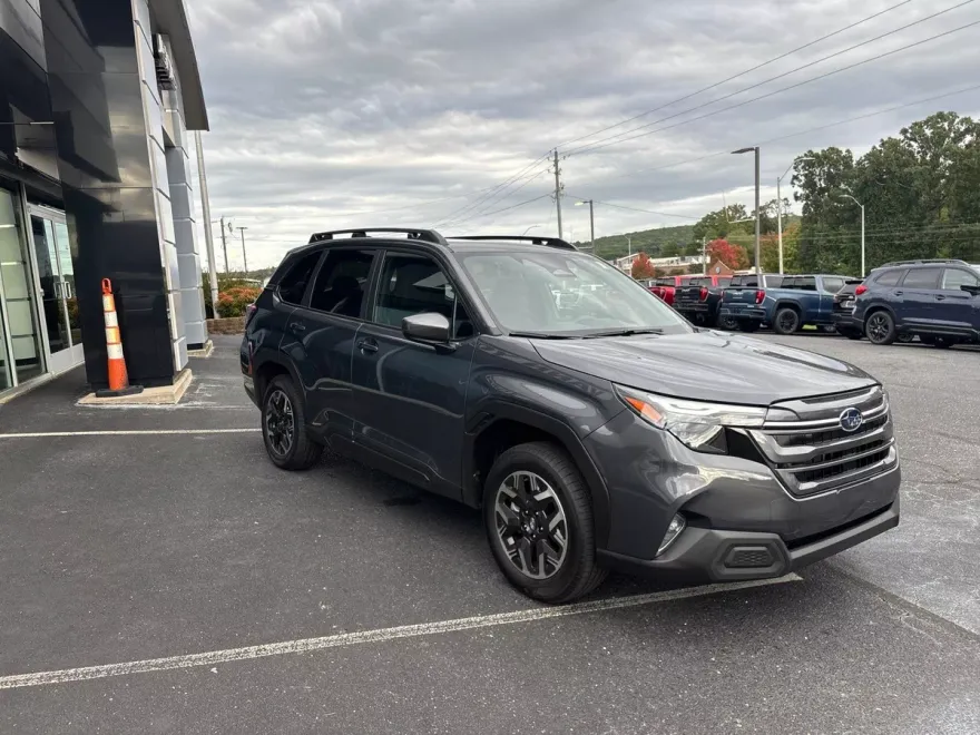 2025 Subaru Forester Premium photo 1