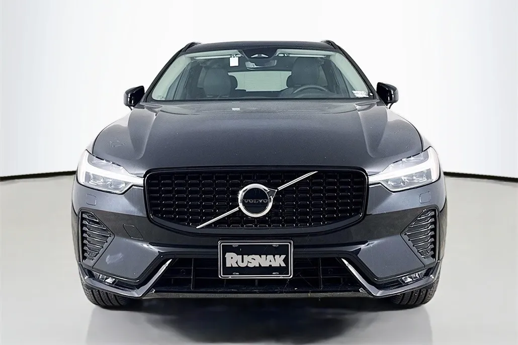 2025 Volvo XC60 B5 Core photo 1