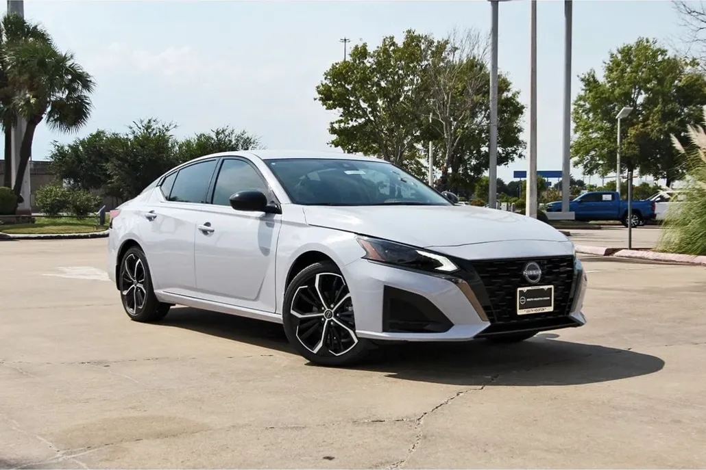 2025 Nissan Altima SR photo 1