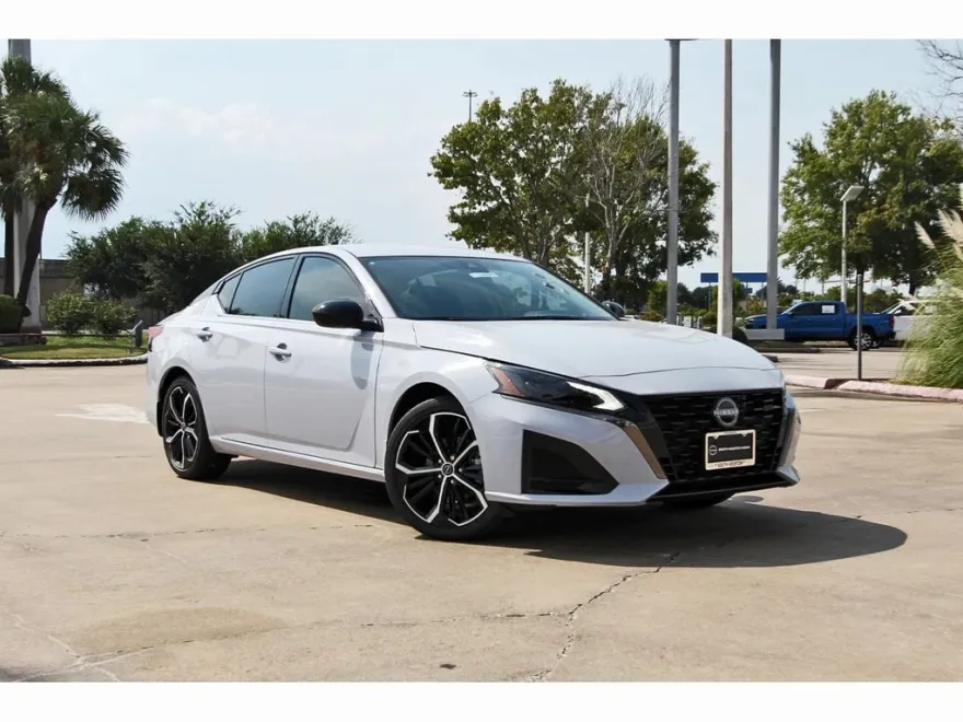 2025 Nissan Altima SR photo 1