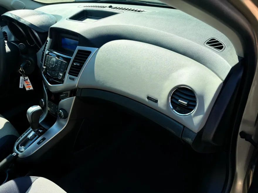 2014 Chevrolet Cruze LS photo 1