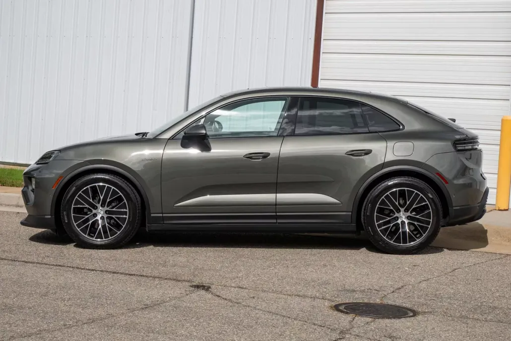 2025 Porsche Macan 4 Electric photo 1