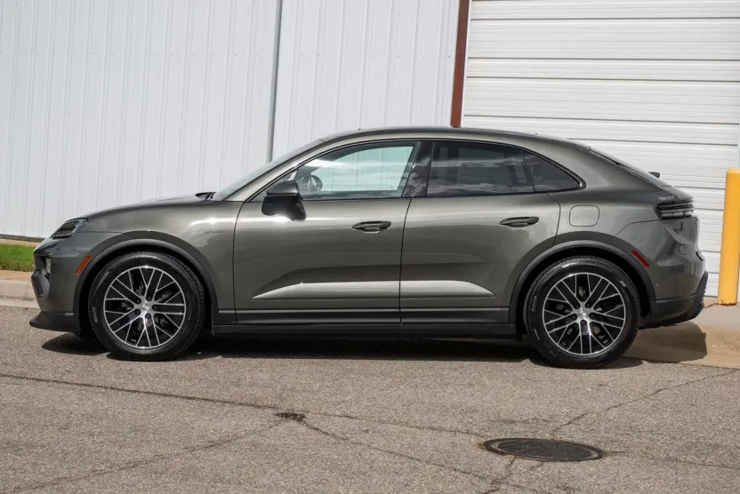 2025 Porsche Macan 4 Electric photo 1