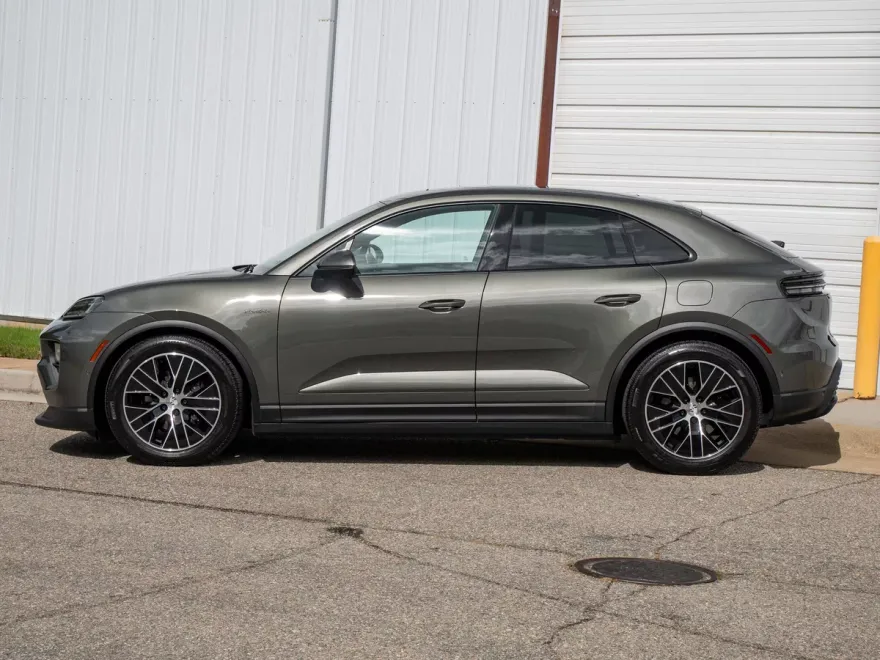 2025 Porsche Macan 4 Electric photo 1