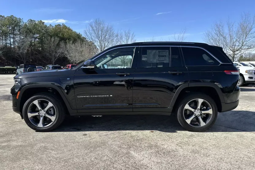 2024 Jeep Cherokee photo 1