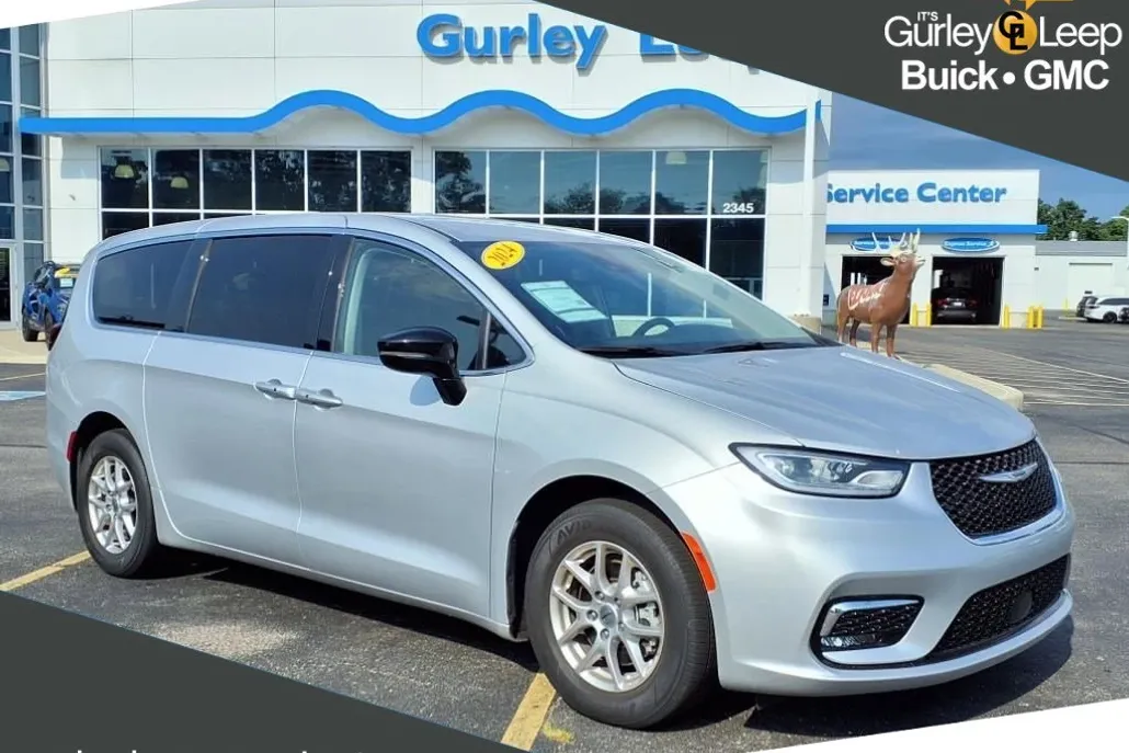 2024 Chrysler Pacifica Touring L photo 1