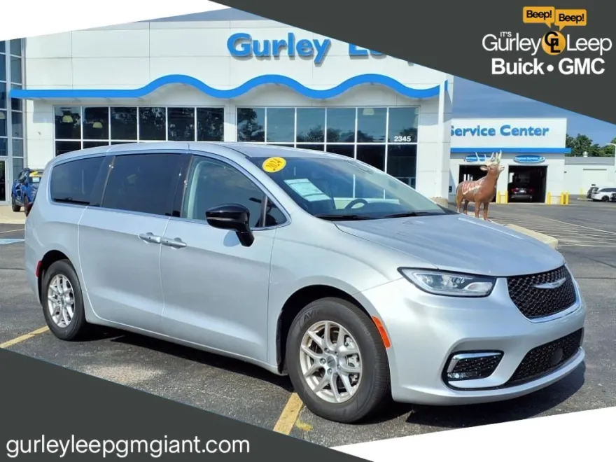 2024 Chrysler Pacifica Touring L photo 1