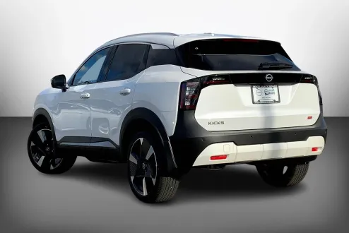 2025 Nissan Kicks SR photo 2