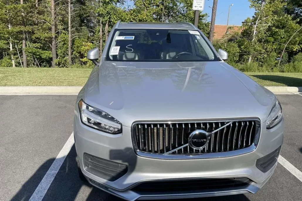 2020 Volvo XC90 T6 Momentum photo 1