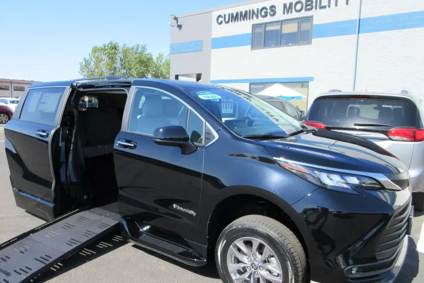 2025 Toyota Sienna XLE photo 1