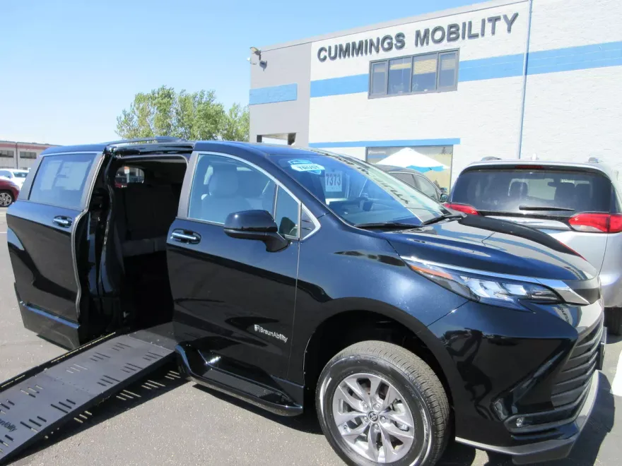 2025 Toyota Sienna XLE photo 1