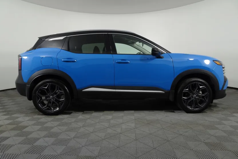 2025 Nissan Kicks SR photo 1