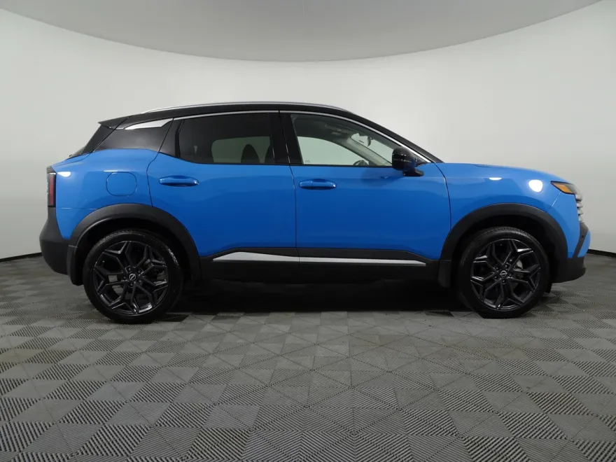 2025 Nissan Kicks SR photo 1