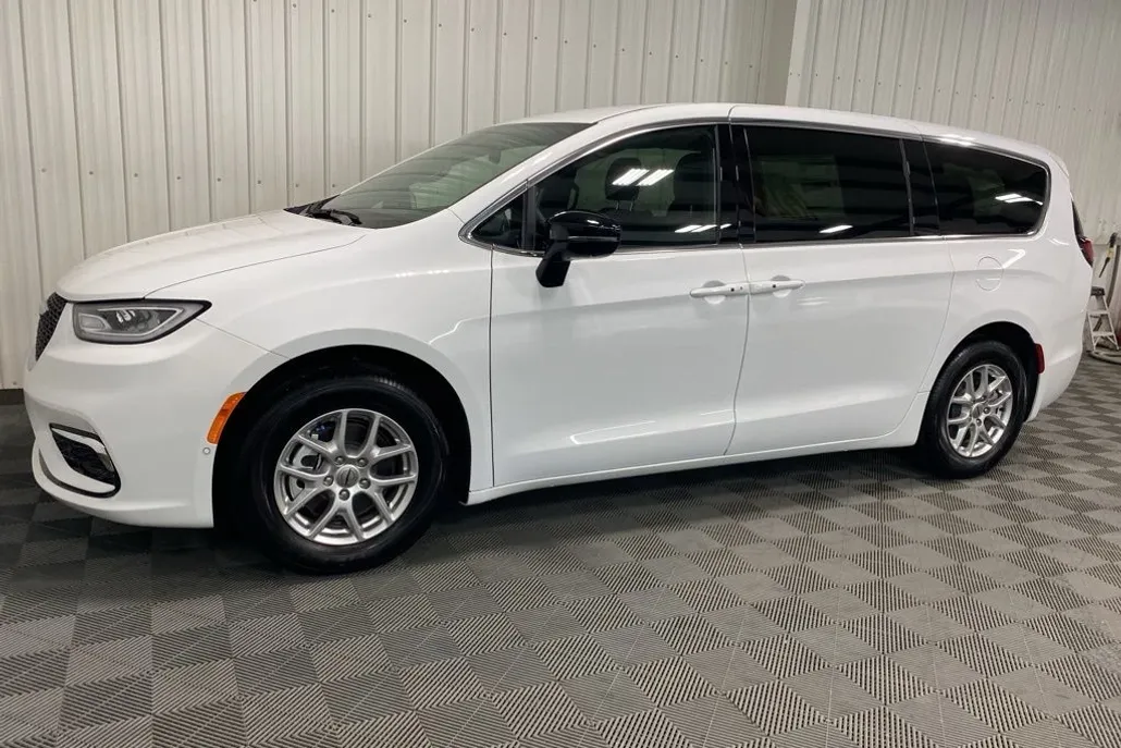 2025 Chrysler Pacifica photo 1