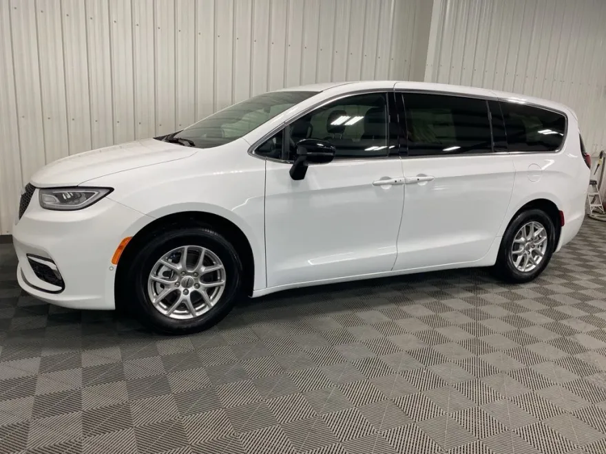 2025 Chrysler Pacifica photo 1