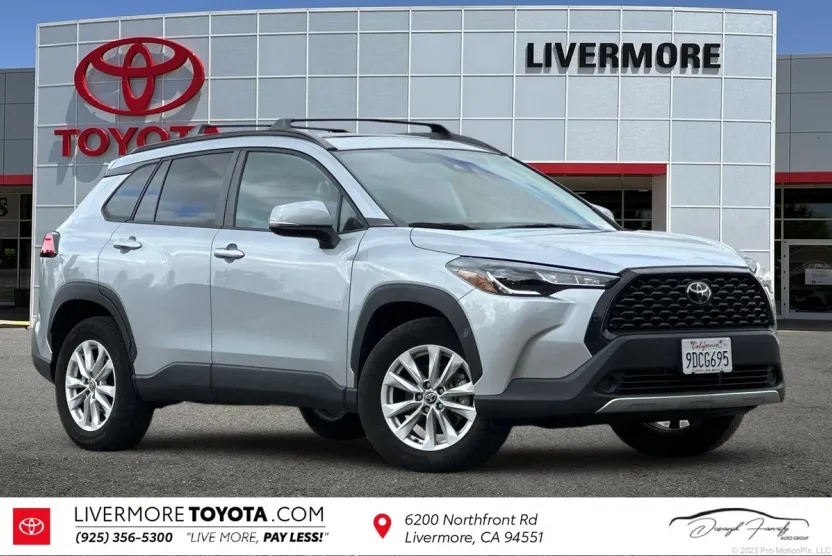 2022 Toyota Corolla Cross LE photo 1