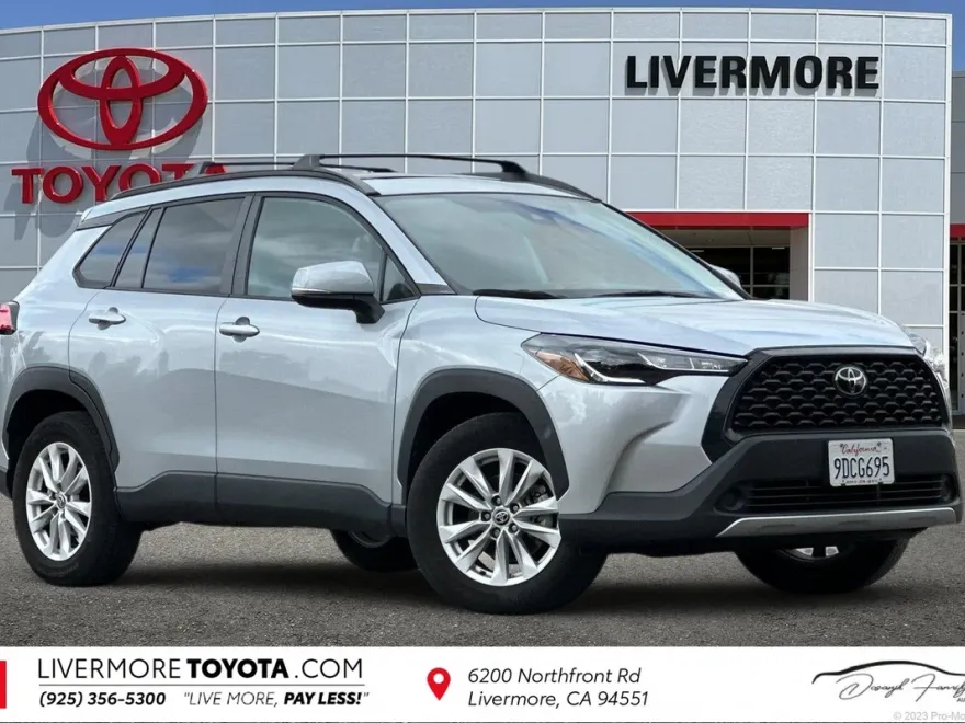 2022 Toyota Corolla Cross LE photo 1