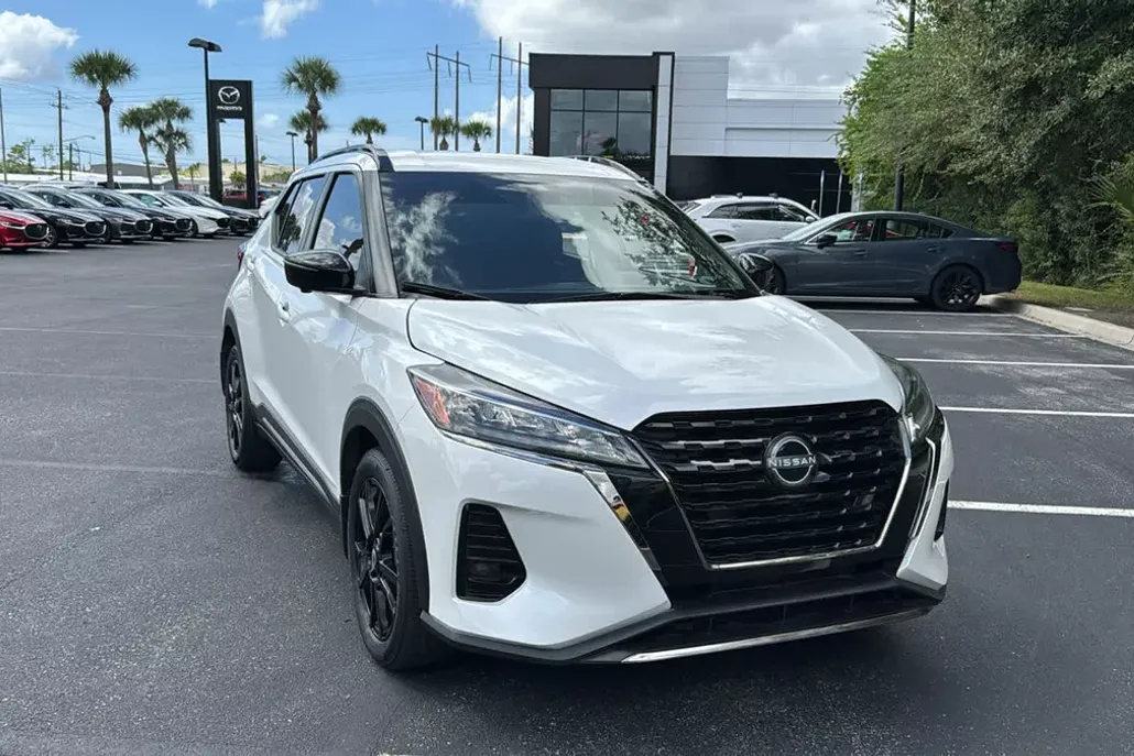 2024 Nissan Kicks SR photo 1
