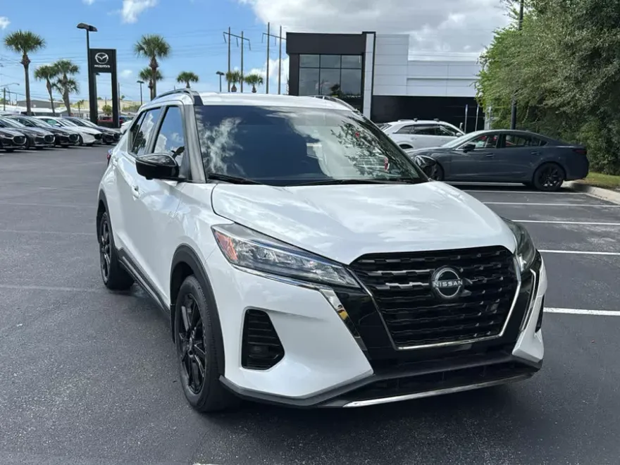 2024 Nissan Kicks SR photo 1