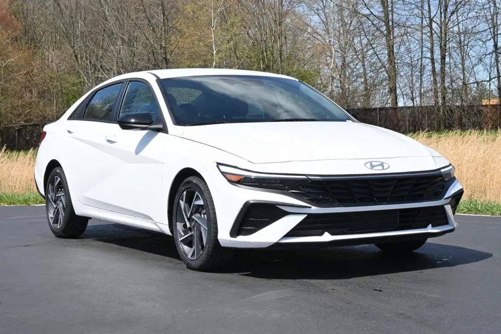 2025 Hyundai Elantra SEL Sport photo 1