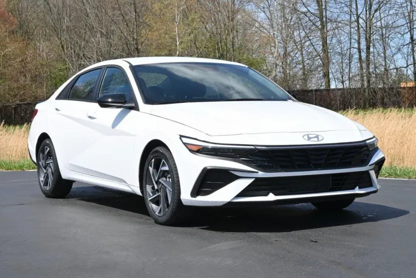 2025 Hyundai Elantra SEL Sport photo 1