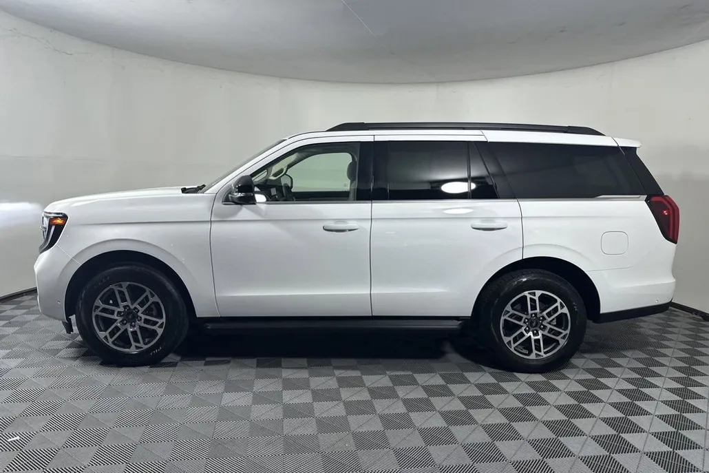 2025 Ford Expedition photo 1