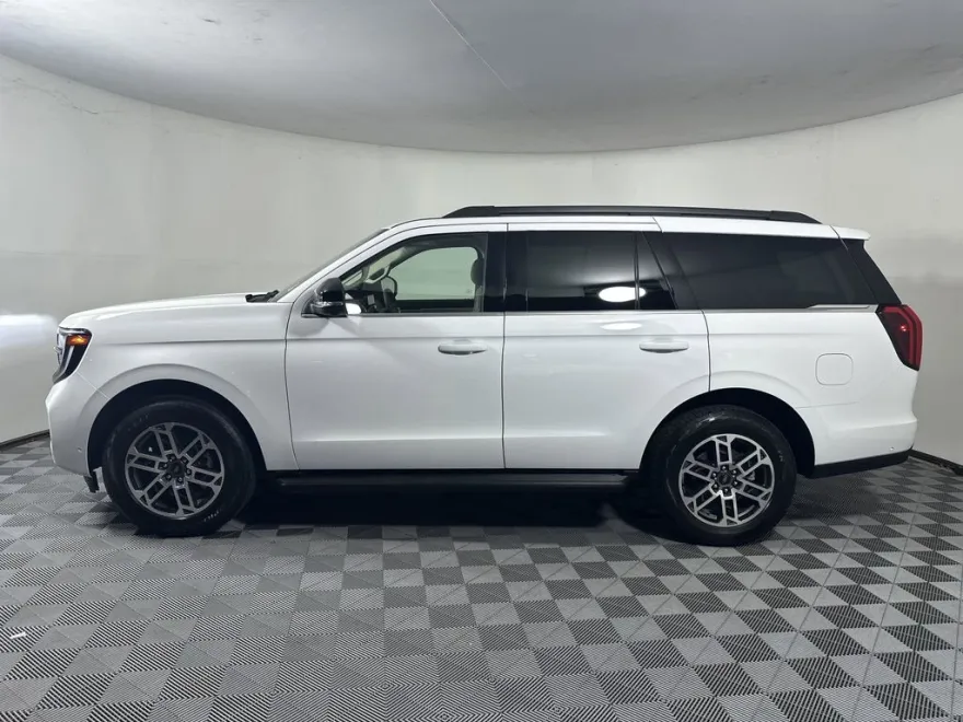 2025 Ford Expedition photo 1