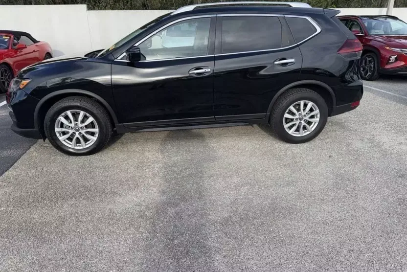 2020 Nissan Rogue SV photo 1