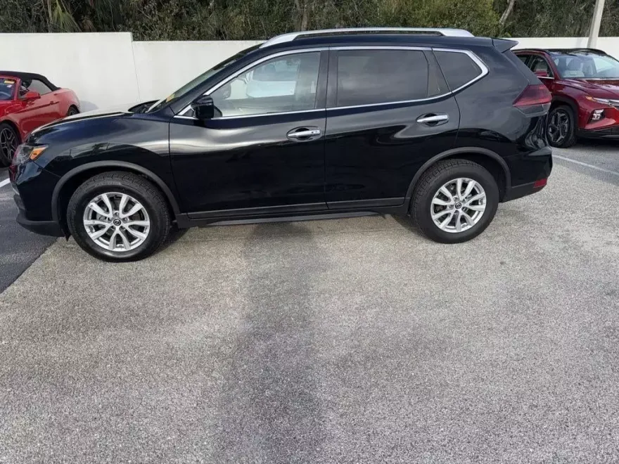 2020 Nissan Rogue SV photo 1