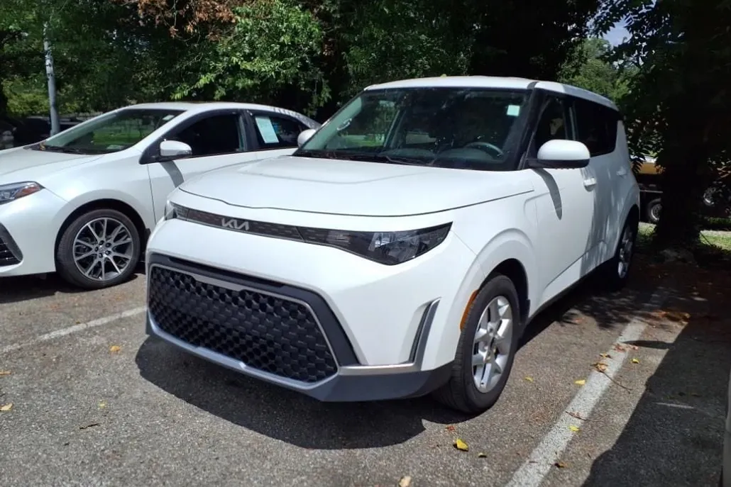 2024 Kia Soul LX photo 1