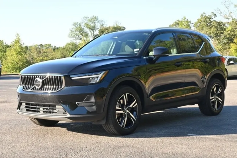2025 Volvo XC40 Core photo 1