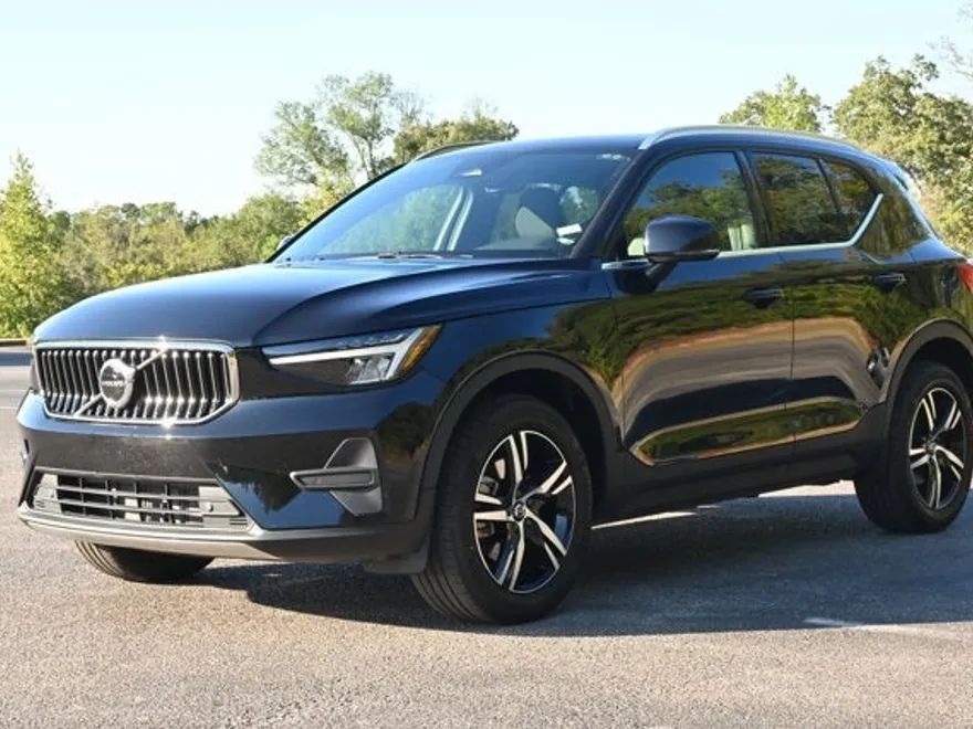 2025 Volvo XC40 Core photo 1