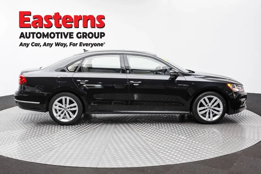 2019 Volkswagen Passat 2.0T Wolfsburg Edition photo 1