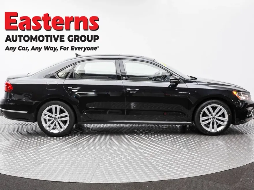 2019 Volkswagen Passat 2.0T Wolfsburg Edition photo 1