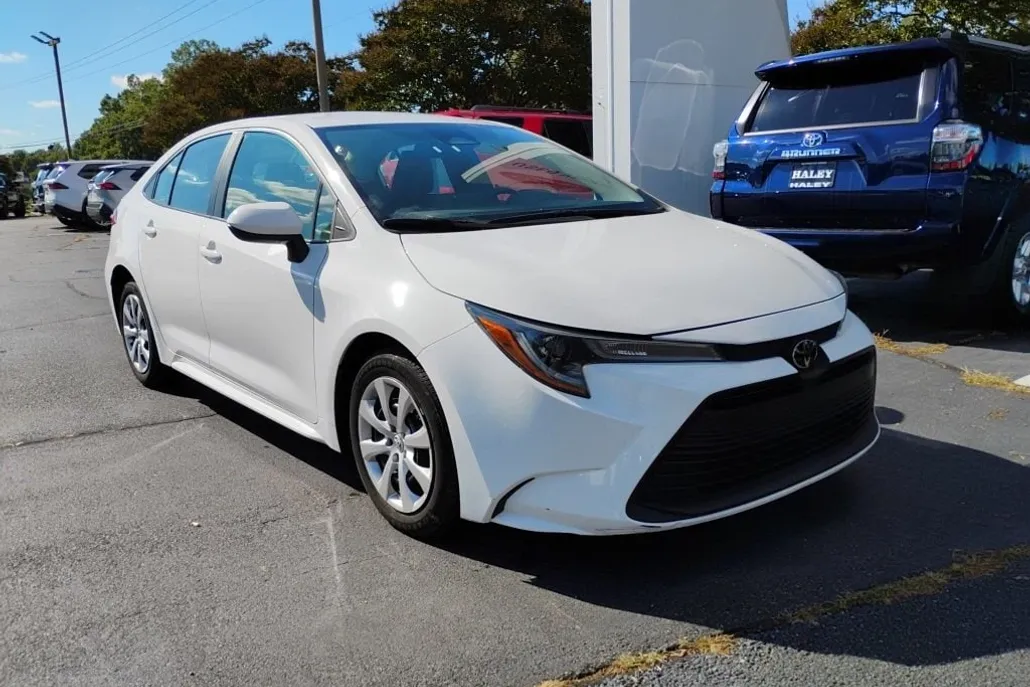 2024 Toyota Corolla LE photo 1