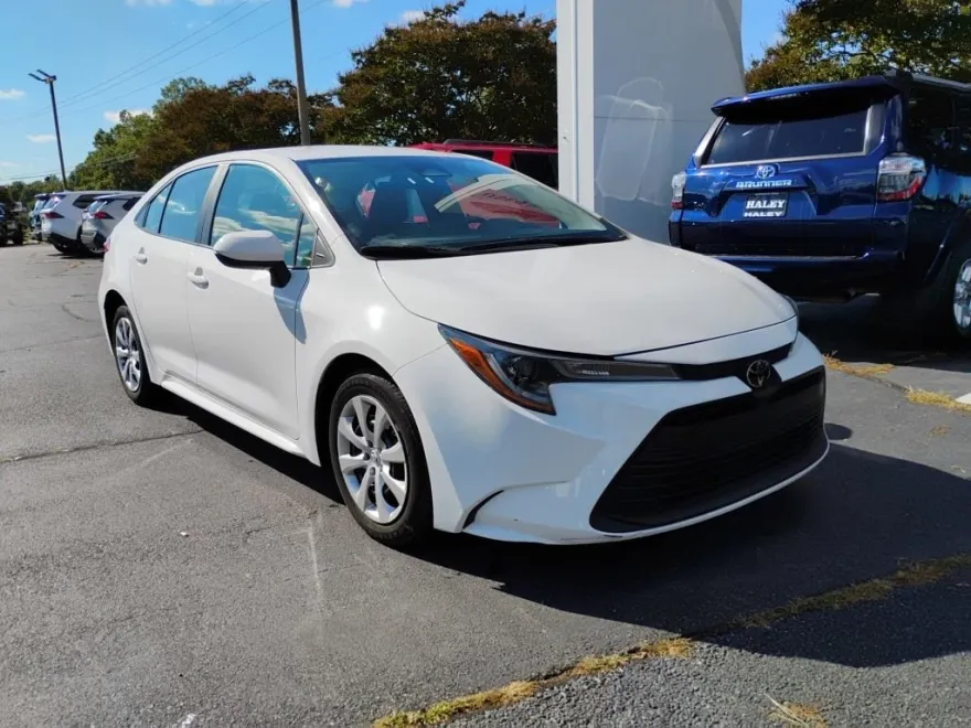 2024 Toyota Corolla LE photo 1