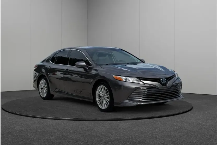 2018 Toyota Camry SE XLE Hybrid photo 1