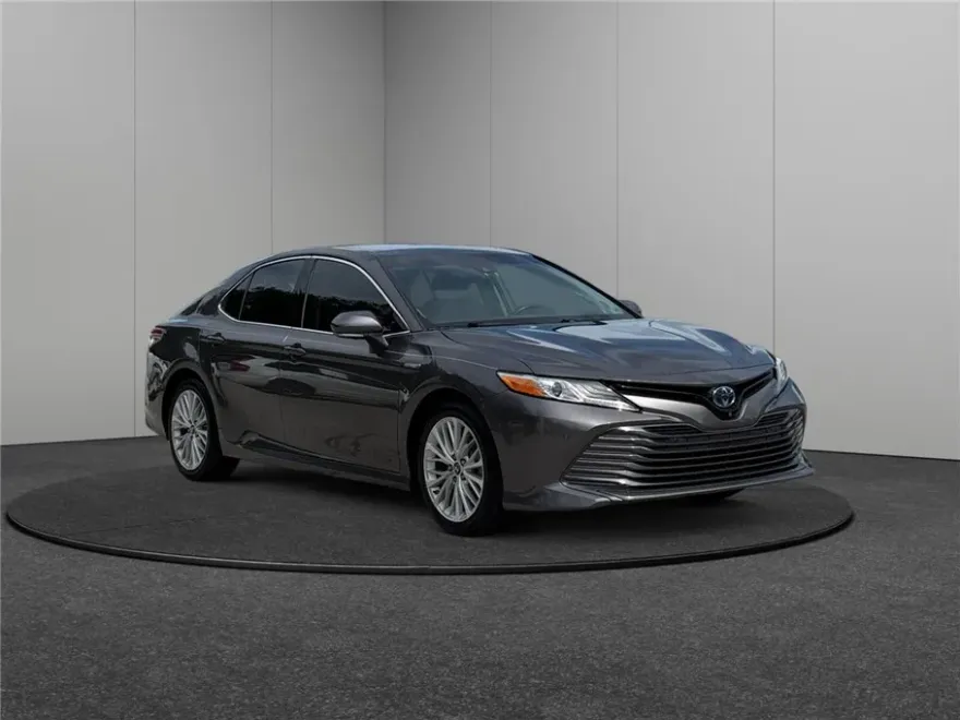 2018 Toyota Camry SE XLE Hybrid photo 1