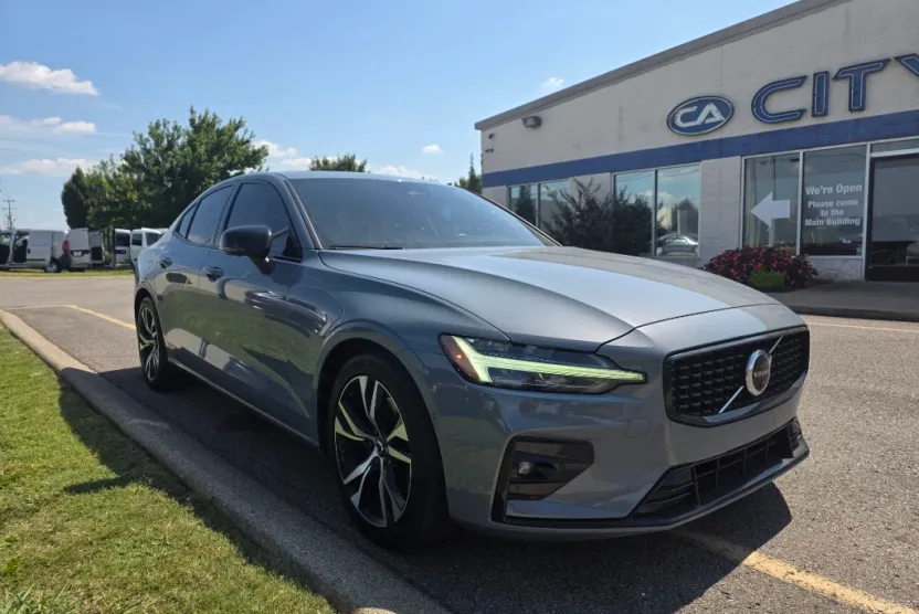 2023 Volvo S60 B5 Plus photo 1
