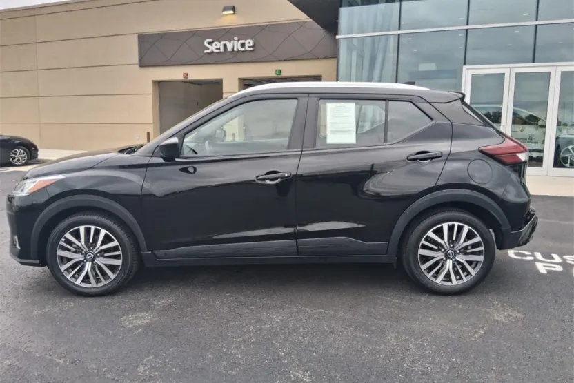 2022 Nissan Kicks SV photo 1