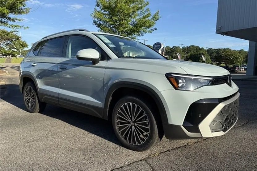2025 Volkswagen Taos SE photo 1