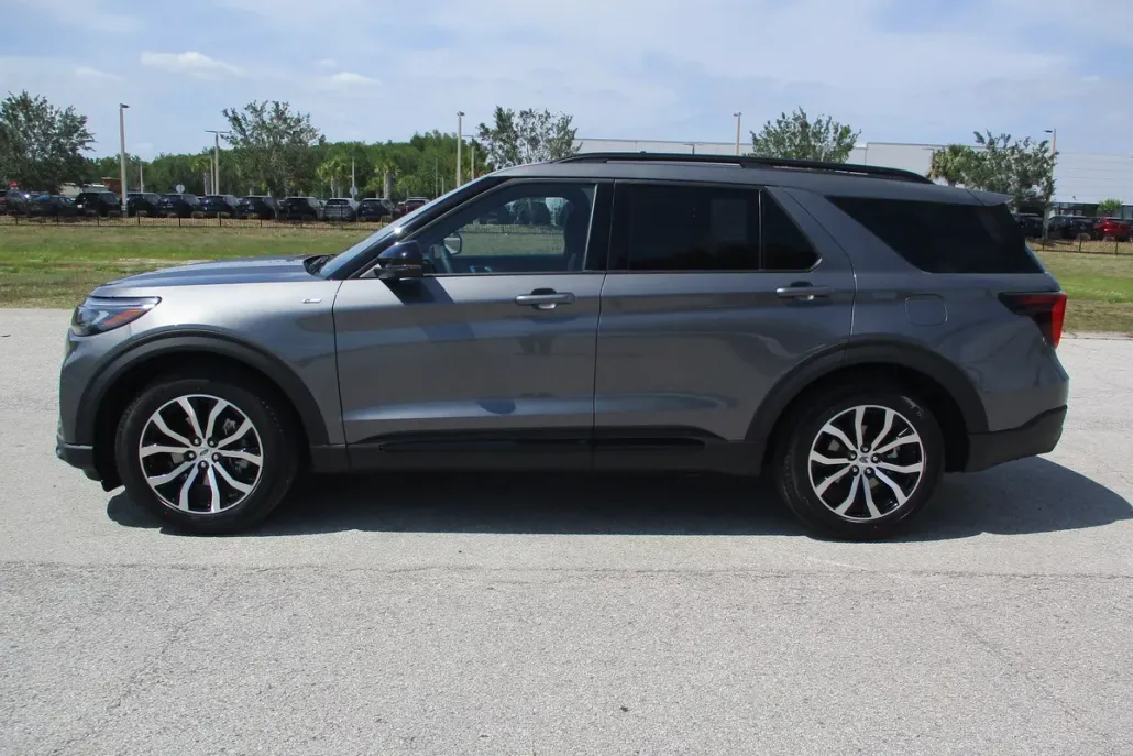 2025 Ford Explorer ST-Line photo 1