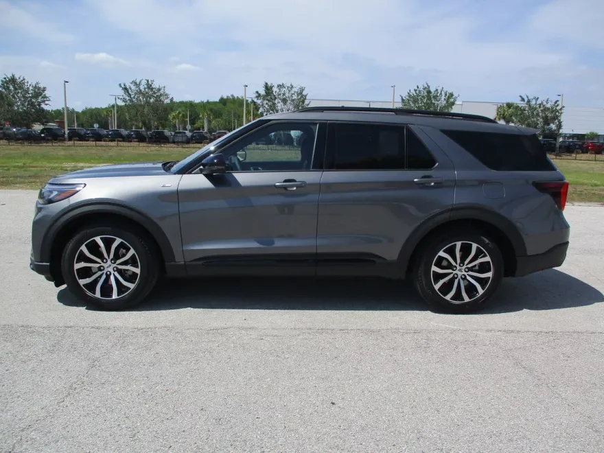 2025 Ford Explorer ST-Line photo 1