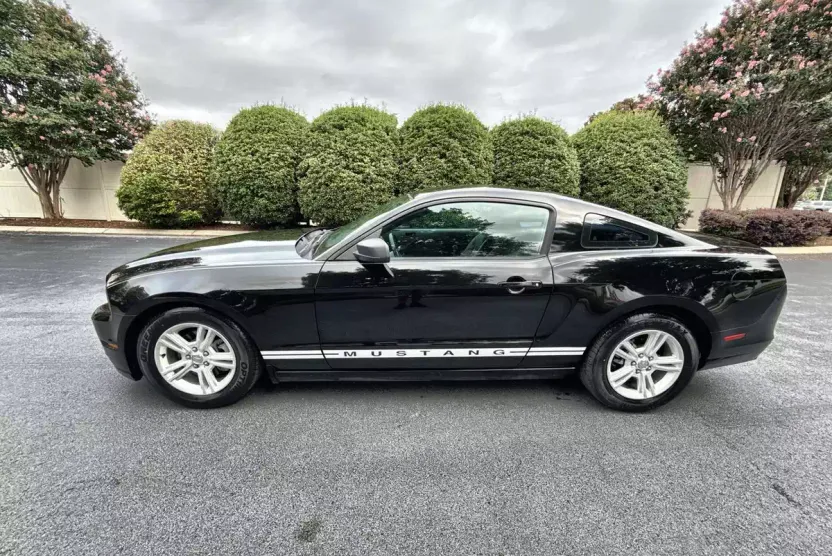 2014 Ford Mustang V6 photo 1