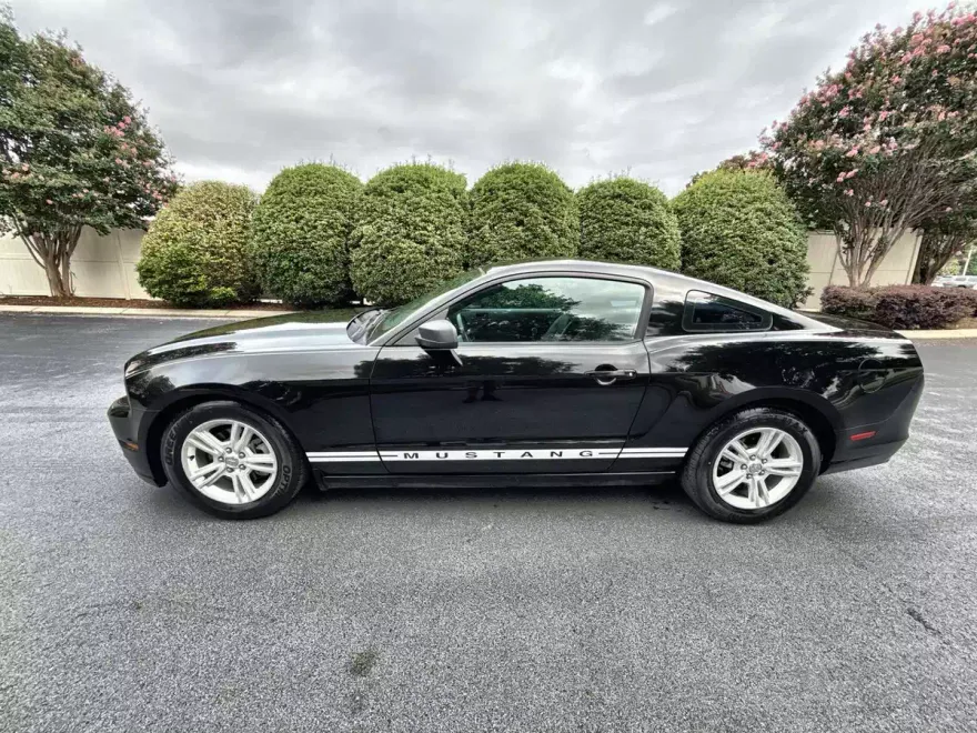 2014 Ford Mustang V6 photo 1