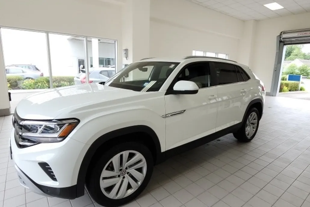 2022 Volkswagen Atlas Cross Sport V6 SE Technology photo 1