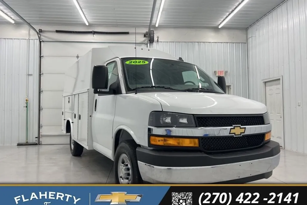 2025 Chevrolet Express Cutaway 3500 photo 1