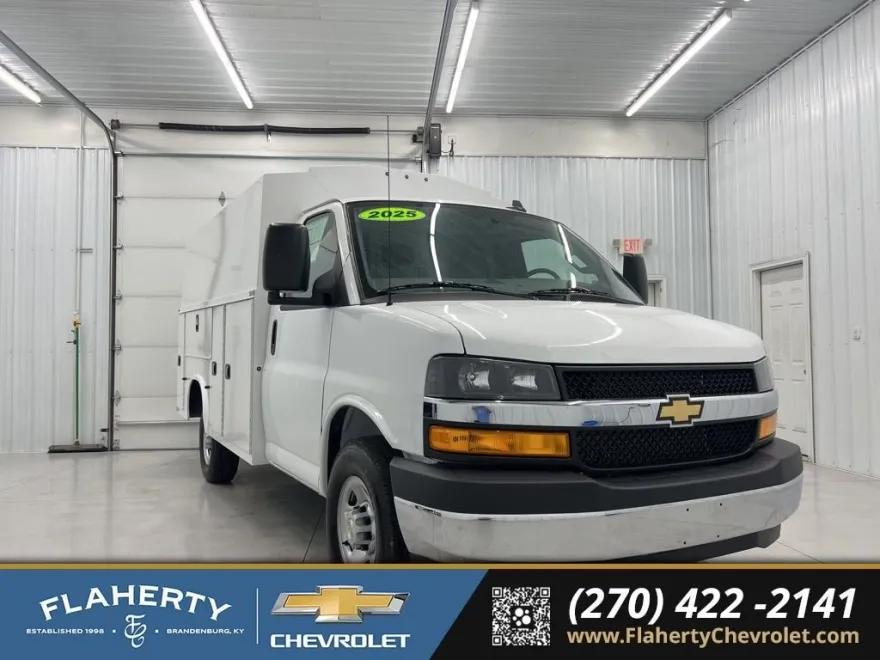 2025 Chevrolet Express Cutaway 3500 photo 1