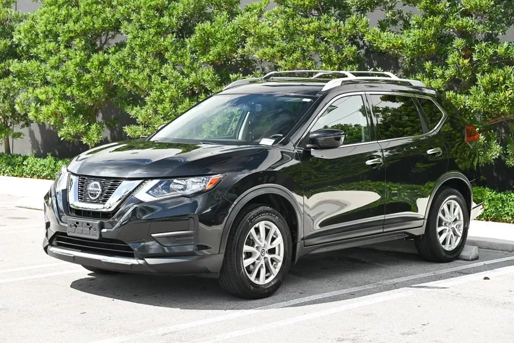 2020 Nissan Rogue SV photo 1
