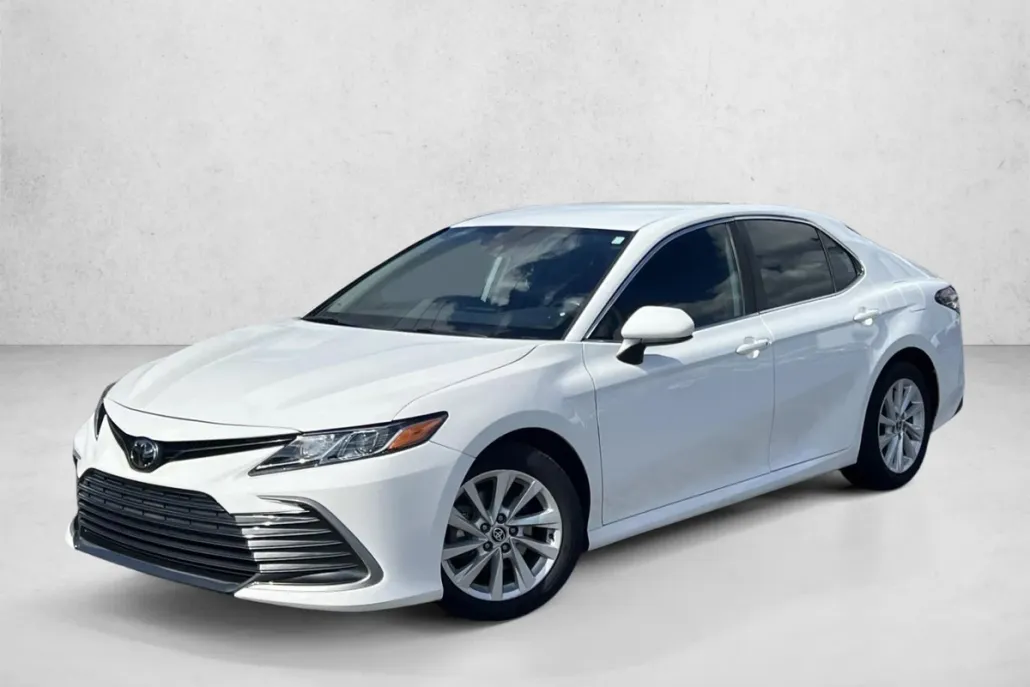 2022 Toyota Camry LE photo 1